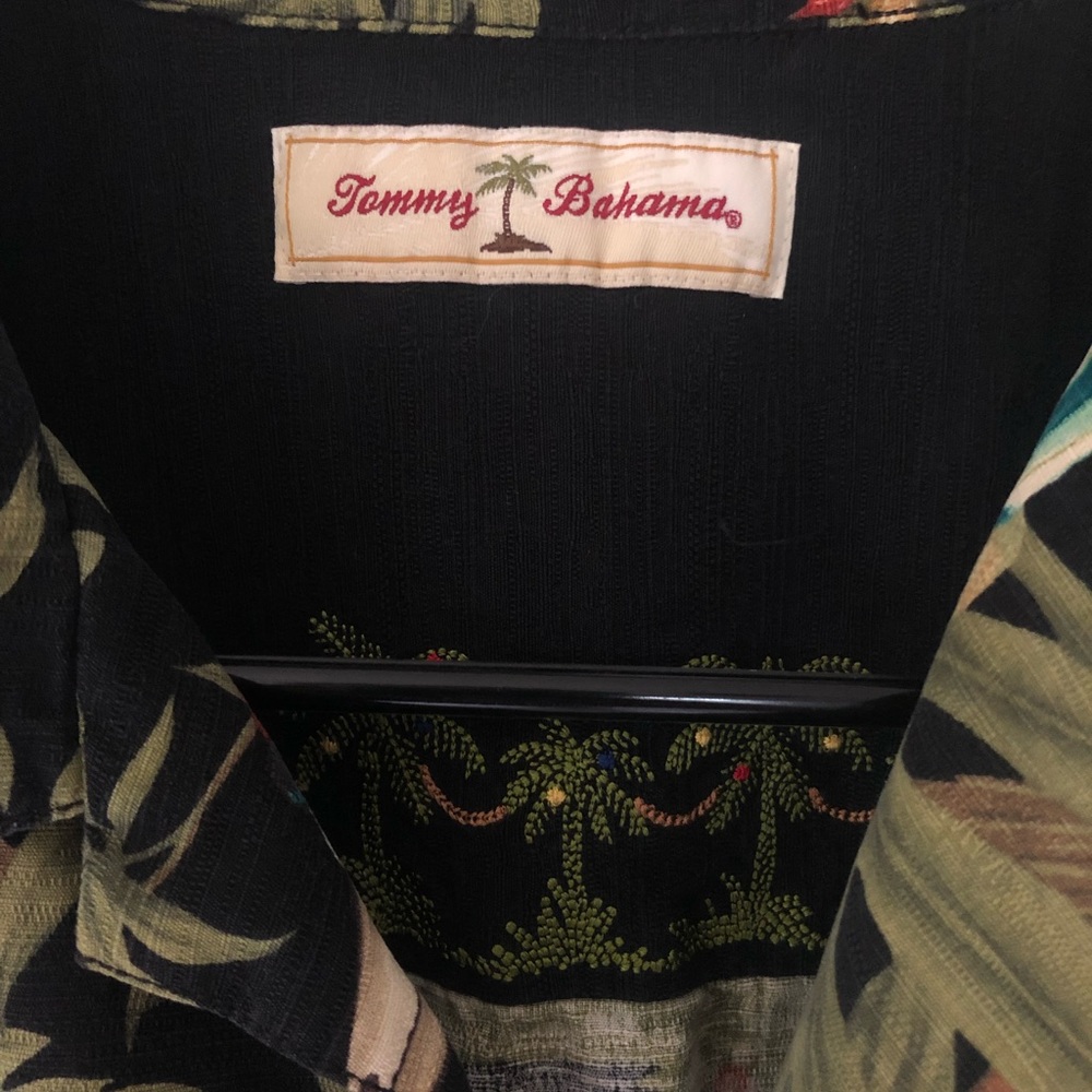 Medium Tommy Bahama shirt